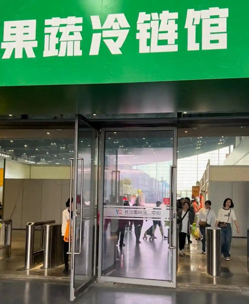 从农博会看水果市场：国产水果打下价格，水果商花式“造神”