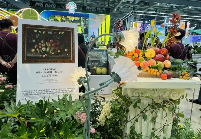 把中国水果大市场变成世界水果大机遇，西郊国际进博会上打造了一座水果艺术花园