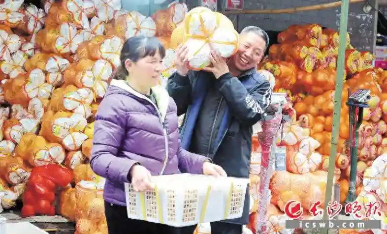 春节临近，长沙水果热销