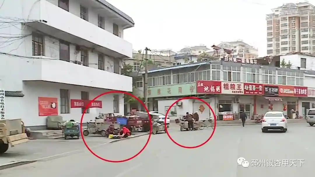 水果摊贩沿路叫卖，堵路又堵心！