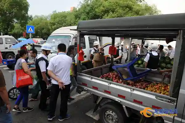 凤岗：流动水果车占道经营惹民怨？严查！
