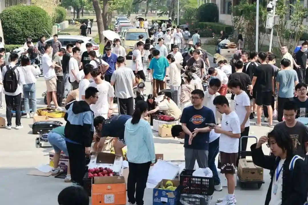 你哪个大学的？“发水果”大学？！这回10万斤！