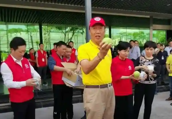 高雄水果抵深圳富士康 郭台铭亲自兜售