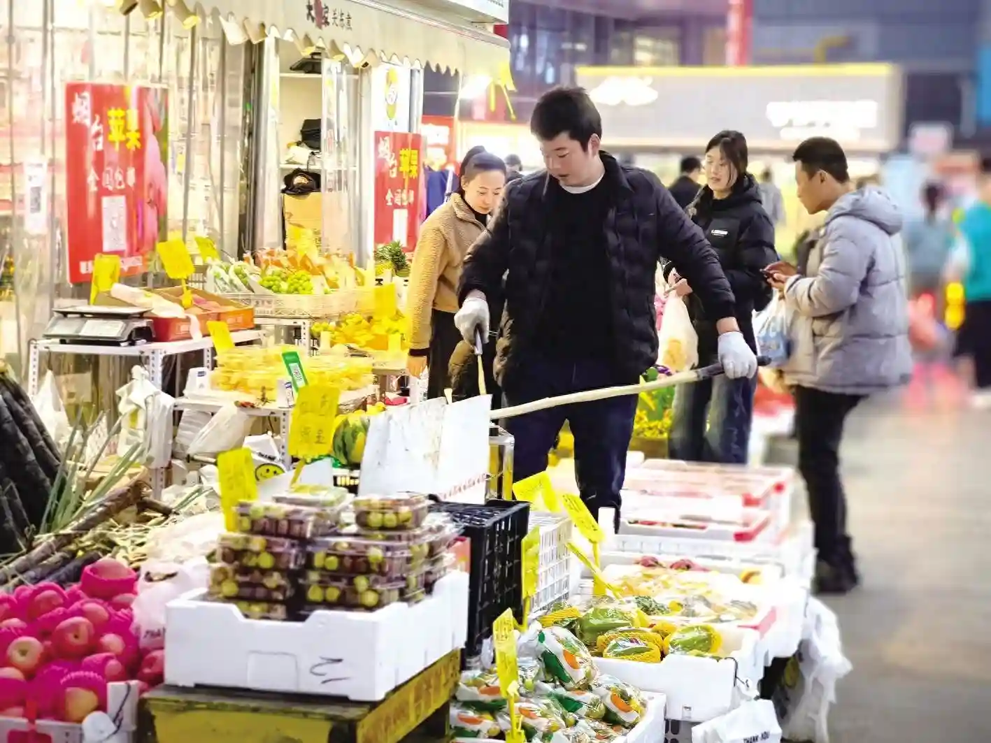 水果摊主小周:为生计打拼，给居民带来甜蜜