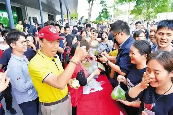 郭台铭亲自在龙华卖水果！600箱被抢购一空