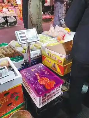 缺斤少两 “价格美丽”的水果批发里猫腻可不少