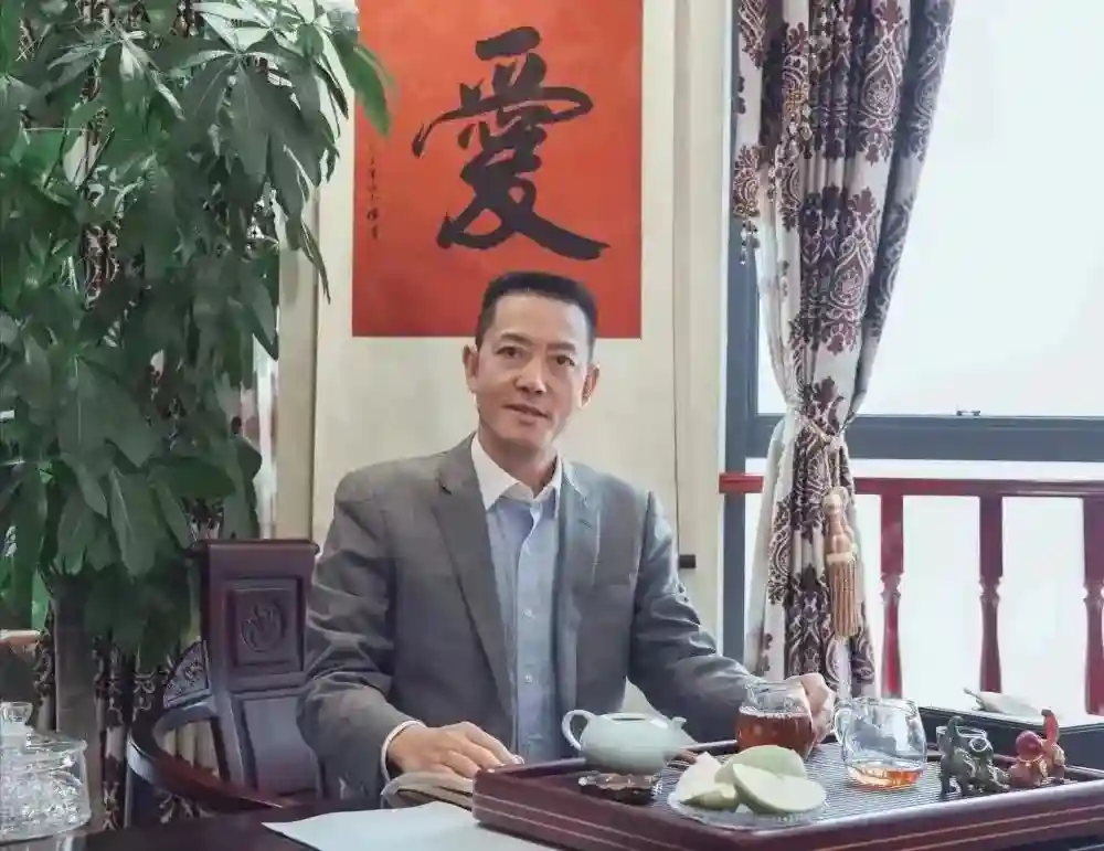 挑担起家的他，做出了中国第一家水果上市公司