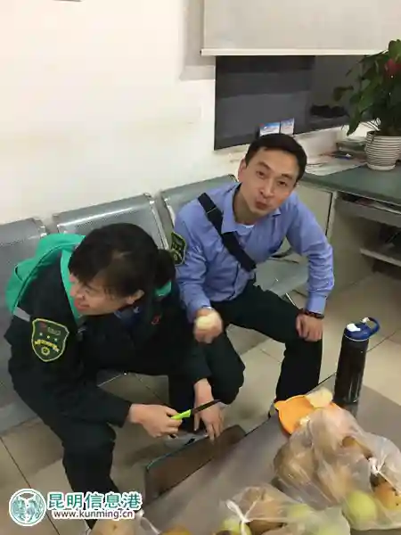 昆明公交公司一车队开展关爱职工送水果活动