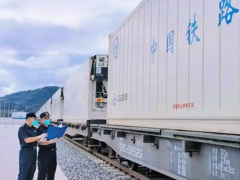 首批直接通过磨憨铁路口岸进境的水果发往国内