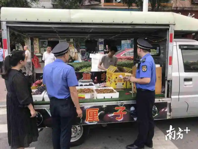 给城市“美容”！寮步城管开展水果流动摊贩专项整治