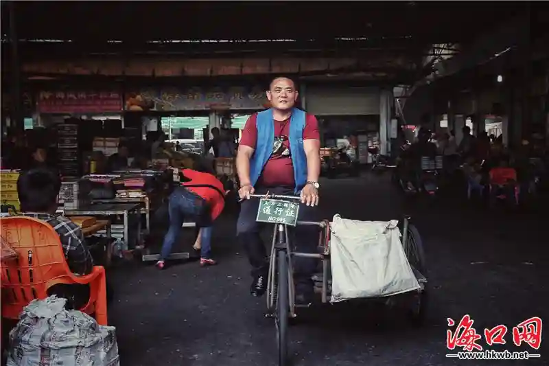 海南南北水果批发市场人力车夫：负“重”前行换幸福