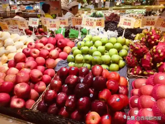 一个苹果5元钱，一把樱桃近20元...西宁水果为何变贵族？