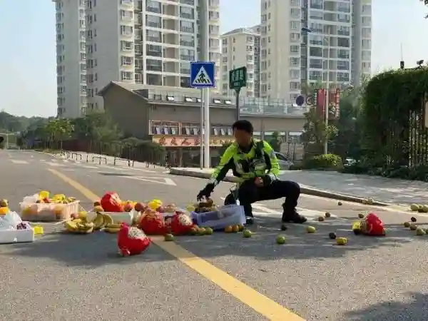 昆明一三轮车侧翻水果撒了一地 接下来的一幕太暖了……