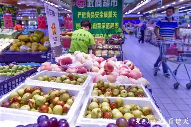 光桃子就能分出二十几种来，江城夏季水果咋来这么多“兄弟”