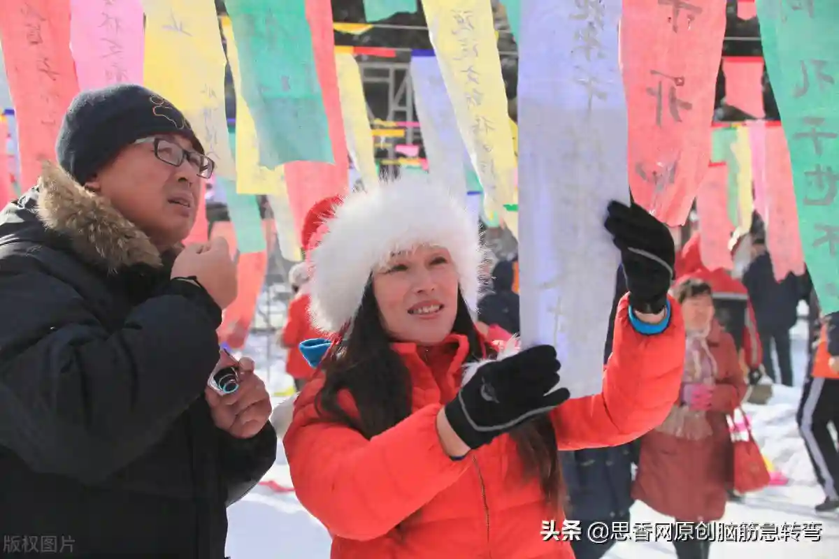 红袍子疙疙瘩瘩，白身子细嫩光滑，鲜模样叫人爱怜（打一水果）
