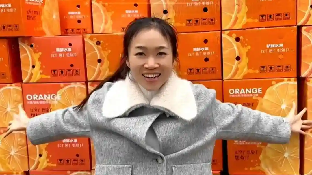 老挝媳妇小雅，开网店卖水果生意火爆，妈妈为女儿的能干自豪