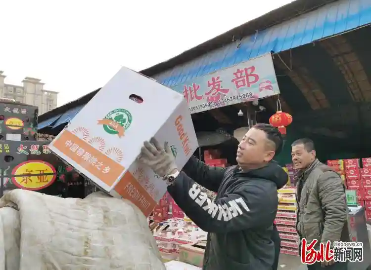 春节不歇业 承诺不涨价——河北石家庄一位普通水果商贩的坚守