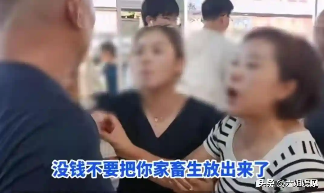 网友出手！水果捞老板迎来惩罚，新店铺遭网友围堵，一份也卖不出