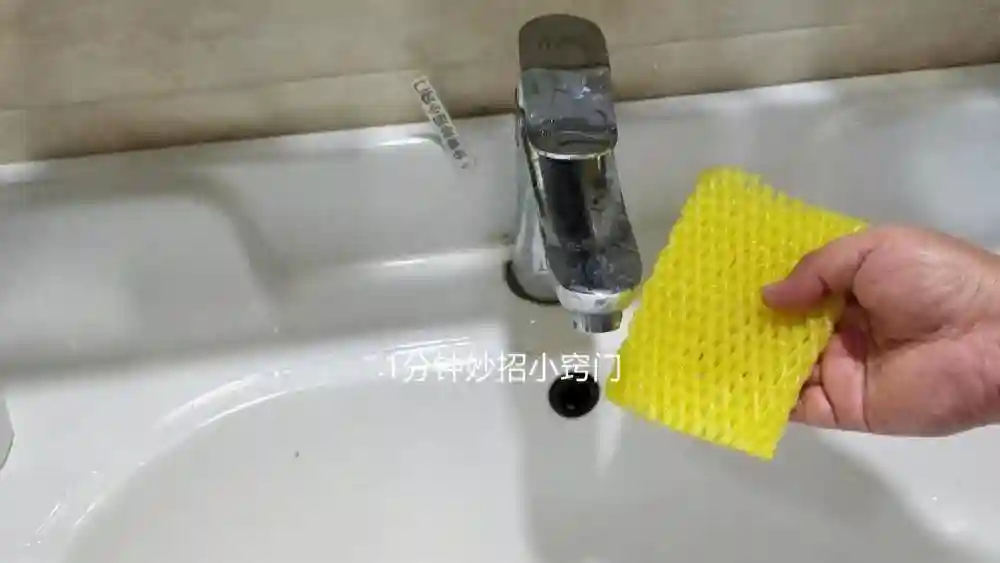 水果网套别扔了，穿根绳子放在卫生间，每年能节省好几百，太棒了