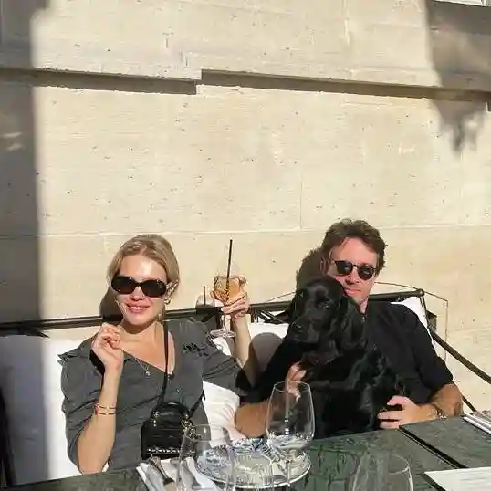 LV太子妃夫妇约会过周末！老公镜头中水果娜侧脸太绝，被宠成少女