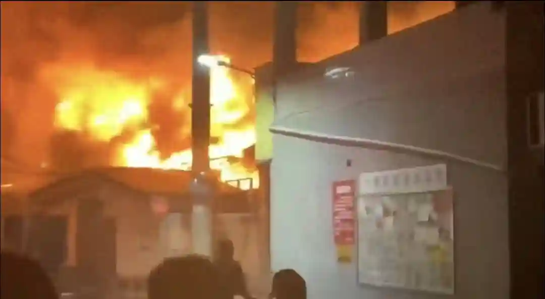 资阳雁江区一水果批发市场发生火灾 当地回应：已灭火，无人员伤亡