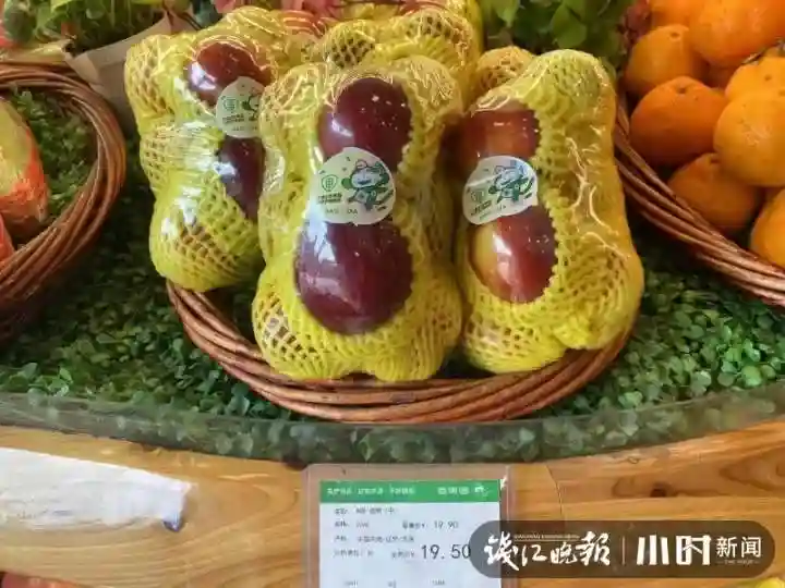一个西瓜100块，两只桃子30块，最近的水果为什么这么贵？商家们这么说……