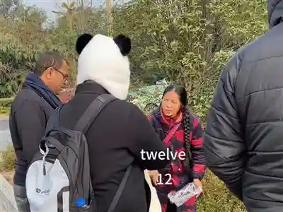成都嬢嬢说英语卖水果火了 词典、路标都是“老师” 自称有公司找上门签约