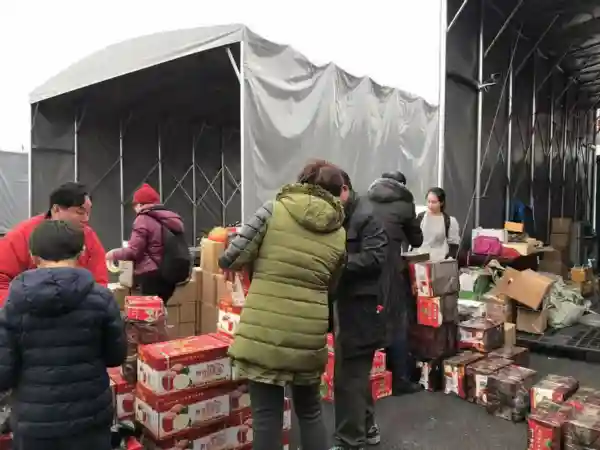好暖心！60余名志愿者昨帮忙理货打包陆续发货 脑瘫姑娘家的积压水果全部出清