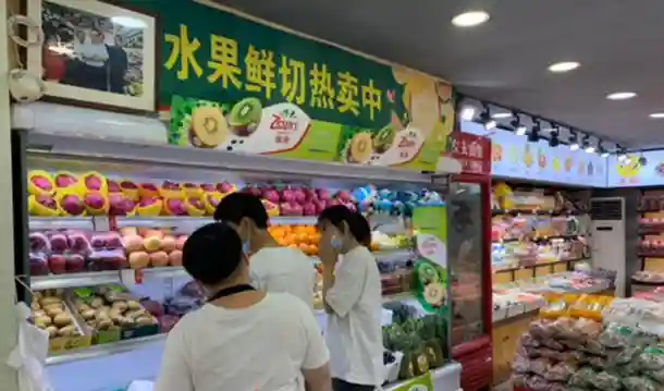 李克强总理去年到过的济南这家水果店咋样了？新开仨分店，老板正努力带货直播