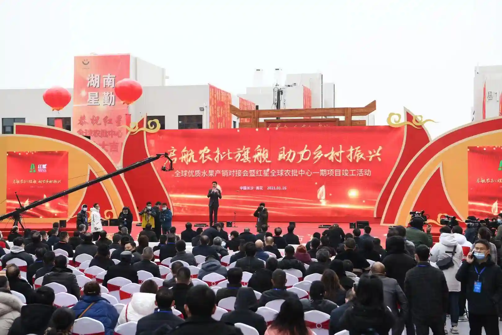 年前给丈母娘买点水果尝个鲜，红星全球农批中心开业，不少市民前往购置年货